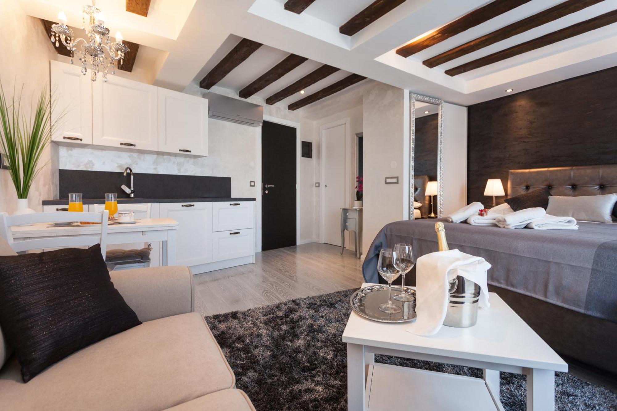 Royal Apartments Ровинь Экстерьер фото